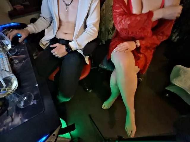 Girls free live sex cams: Check out the satisfaction of typing and cam2cam with our sensual livestreamers, who will teach you all about temptation and desires with their smoking hot physiques.