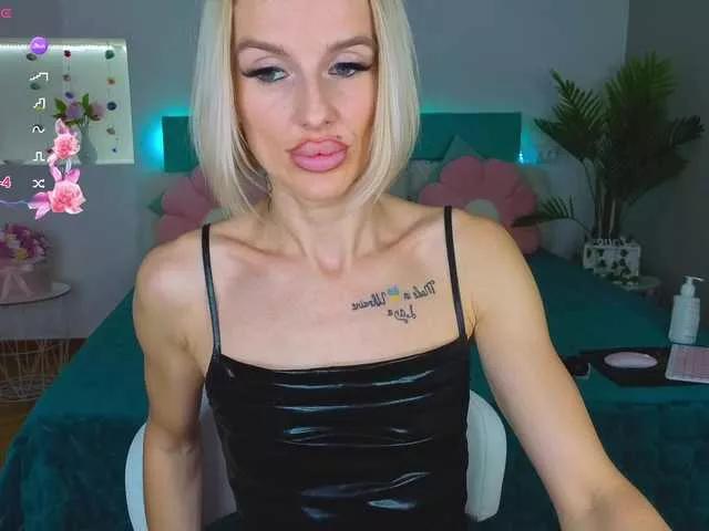 Girls free live sex cams: Check out the satisfaction of typing and cam2cam with our sensual livestreamers, who will teach you all about temptation and desires with their smoking hot physiques.