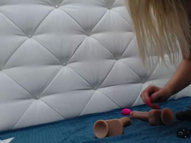 Girls free live sex cams: Check out the satisfaction of typing and cam2cam with our sensual livestreamers, who will teach you all about temptation and desires with their smoking hot physiques.