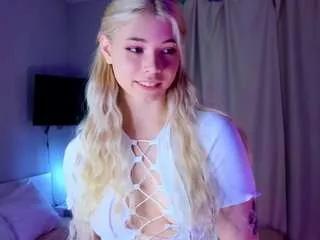Check out our freechat fingering entertainers from our Custom and Multi clubs and checkout exclusive access to highly customizable content, such as curves, hair, tits, slit type and many more.