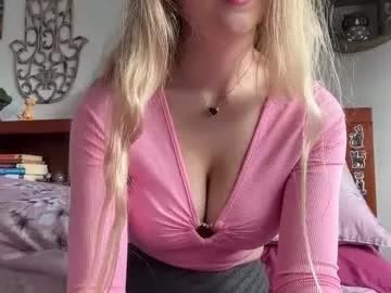 Girls free live sex cams: Check out the satisfaction of typing and cam2cam with our sensual livestreamers, who will teach you all about temptation and desires with their smoking hot physiques.