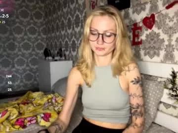 Girls free live sex cams: Check out the satisfaction of typing and cam2cam with our sensual livestreamers, who will teach you all about temptation and desires with their smoking hot physiques.
