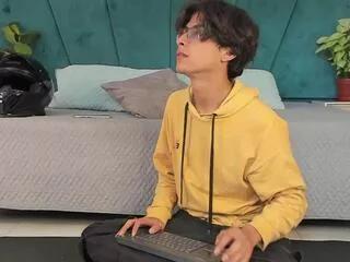 aaron_ez from Flirt4Free is Freechat