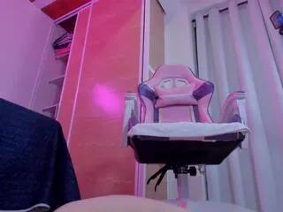 emily_small from Flirt4Free is Freechat
