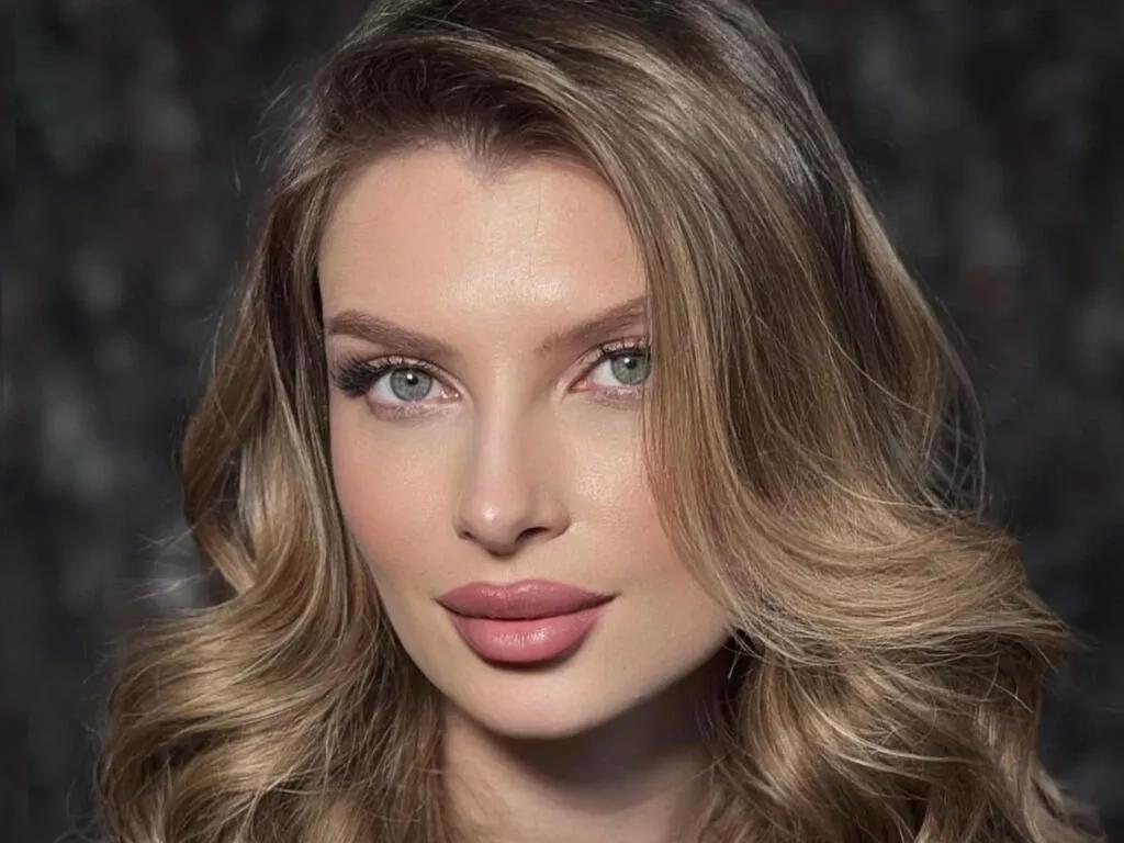 Girls free live sex cams: Check out the satisfaction of typing and cam2cam with our sensual livestreamers, who will teach you all about temptation and desires with their smoking hot physiques.