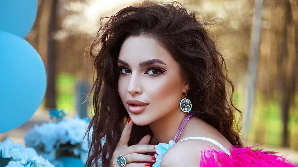 Girls free live sex cams: Check out the satisfaction of typing and cam2cam with our sensual livestreamers, who will teach you all about temptation and desires with their smoking hot physiques.