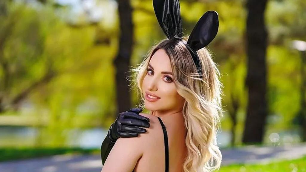 Girls free live sex cams: Check out the satisfaction of typing and cam2cam with our sensual livestreamers, who will teach you all about temptation and desires with their smoking hot physiques.