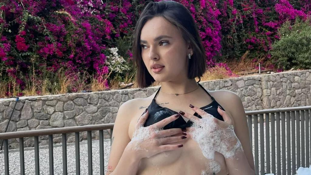 Girls free live sex cams: Check out the satisfaction of typing and cam2cam with our sensual livestreamers, who will teach you all about temptation and desires with their smoking hot physiques.