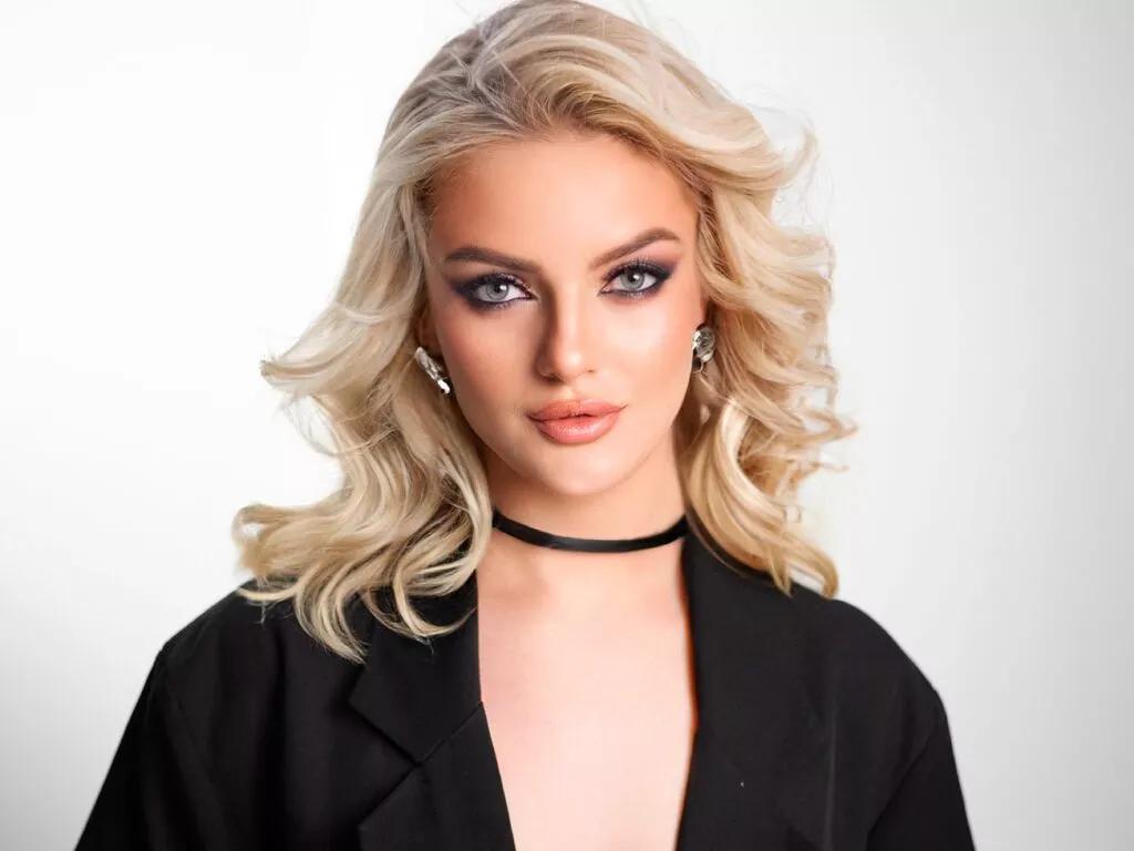 Girls free live sex cams: Check out the satisfaction of typing and cam2cam with our sensual livestreamers, who will teach you all about temptation and desires with their smoking hot physiques.