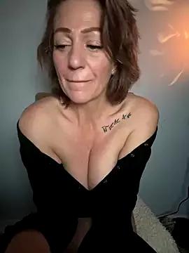 AlessandraBee from StripChat is Freechat
