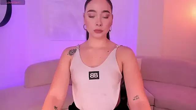 AlinaKravitz from StripChat is Freechat