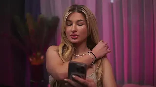 AvaShayy from StripChat is Freechat