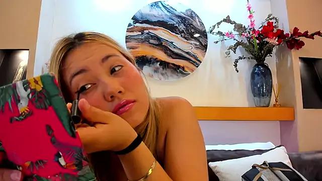 AzuraWave from StripChat is Freechat