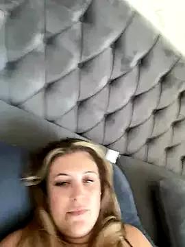 Busty-smiley-miley from StripChat is Freechat