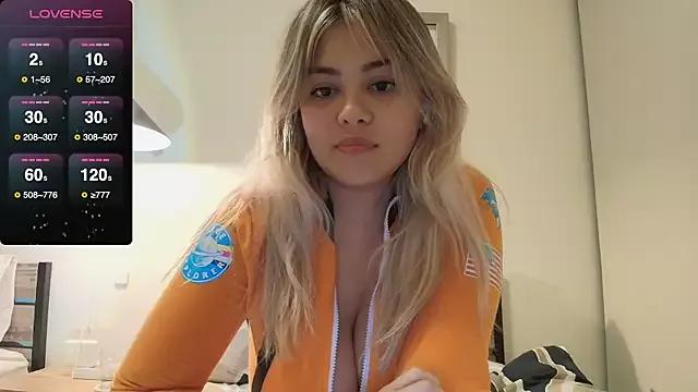 Celiahenn from StripChat is Freechat