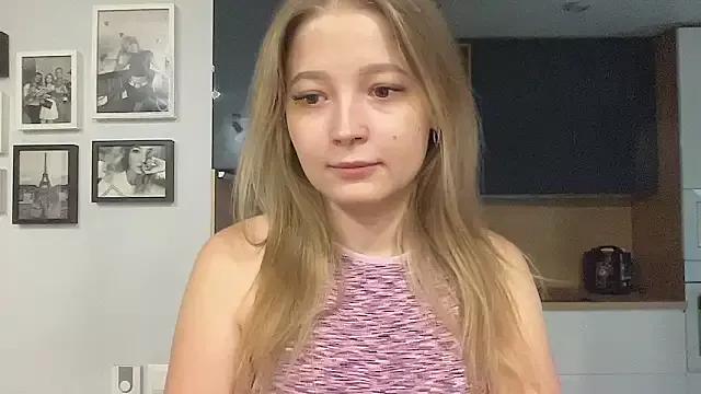 CharmingSarah from StripChat is Freechat