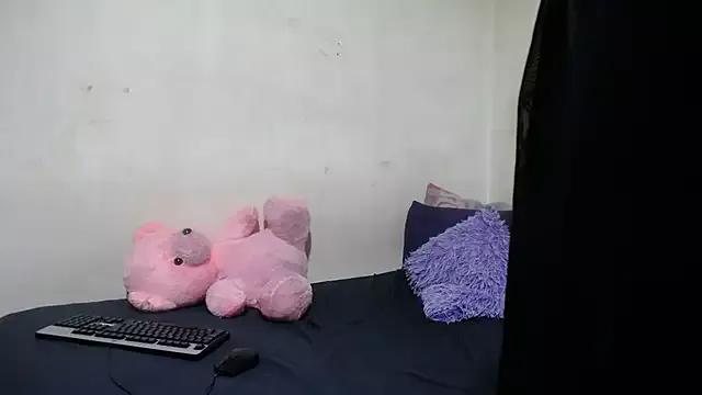 CreamySlenda from StripChat is Freechat