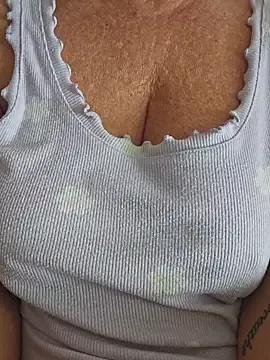 Curvy-ClarissaUK from StripChat is Freechat