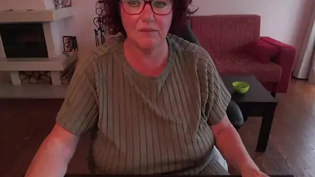CurvyMindy from StripChat is Freechat