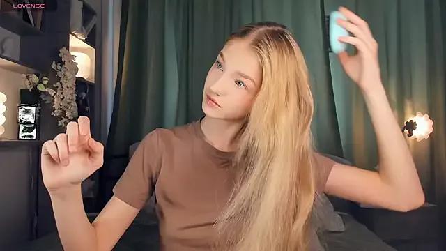 DreamyGleam from StripChat is Freechat