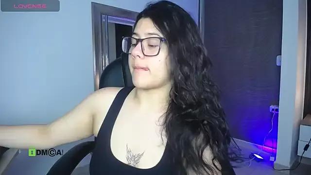 Dulcerose_01 from StripChat is Freechat