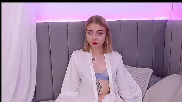 ElleNina from StripChat is Freechat