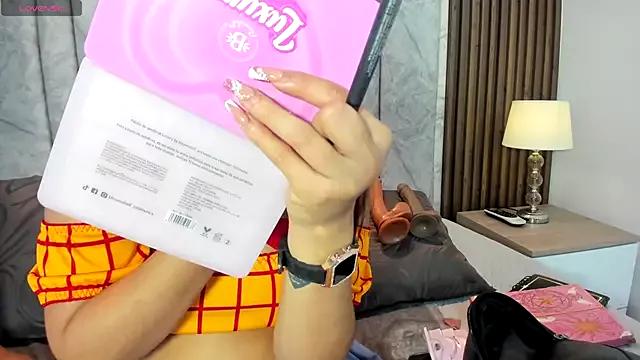 emily_arias from StripChat is Freechat