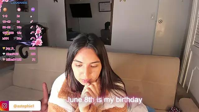 Emily_Nicole from StripChat is Freechat