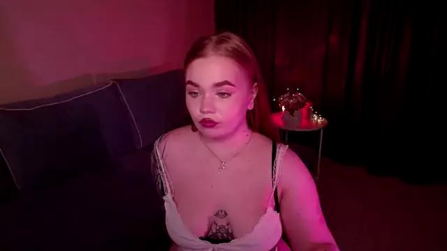 EmiRise from StripChat is Freechat