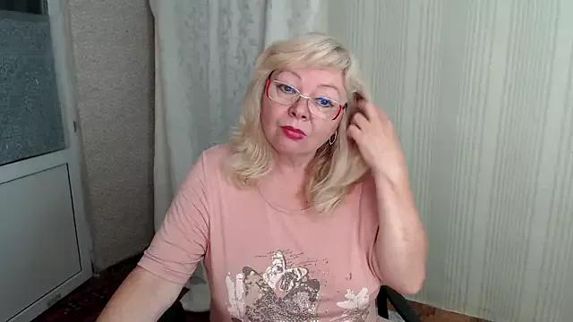 EvelynLoveShy from StripChat is Freechat