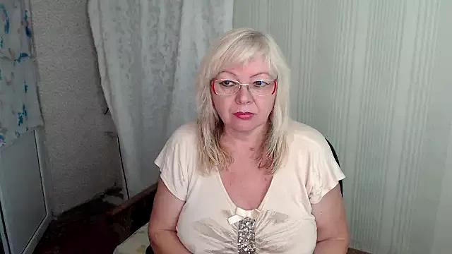 EvelynLoveShy from StripChat is Freechat