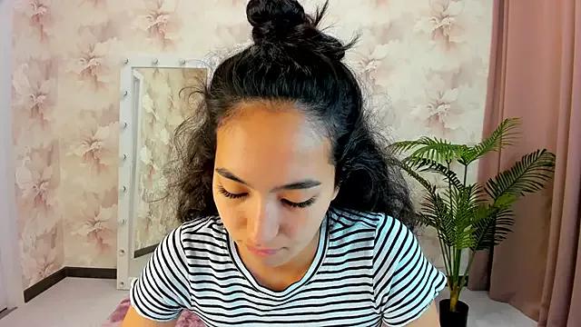 FlirtyAura from StripChat is Freechat