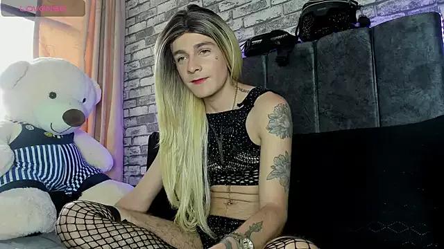 goldengiirl from StripChat is Freechat