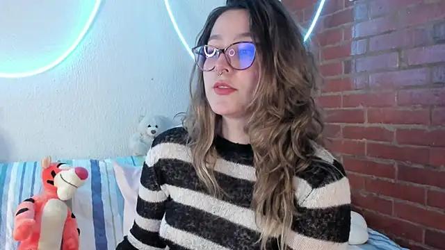 Hazelbrownn2000 from StripChat is Freechat