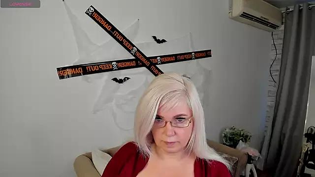 Hella_Fabel from StripChat is Freechat