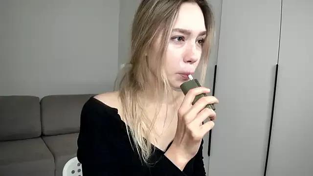 HoneyLira from StripChat is Freechat