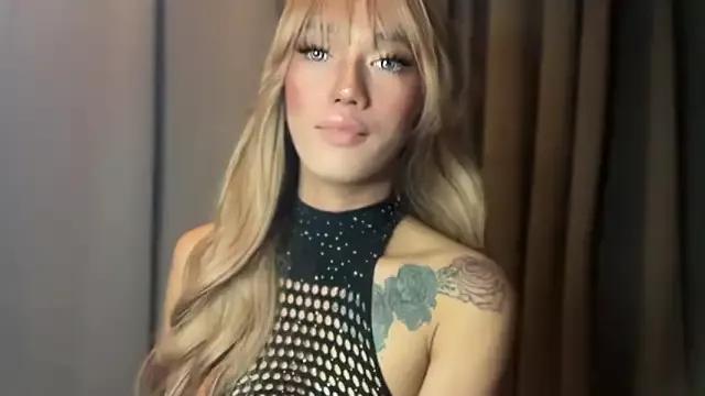 Hotsugarmollyxx from StripChat is Freechat