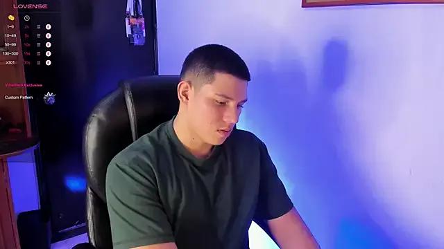 JamesCr_ from StripChat is Freechat