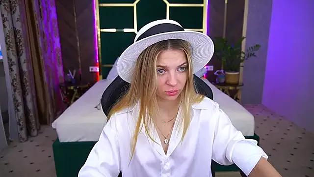 JuicyAurora from StripChat is Freechat