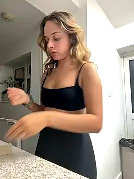KayleeBella from StripChat is Freechat