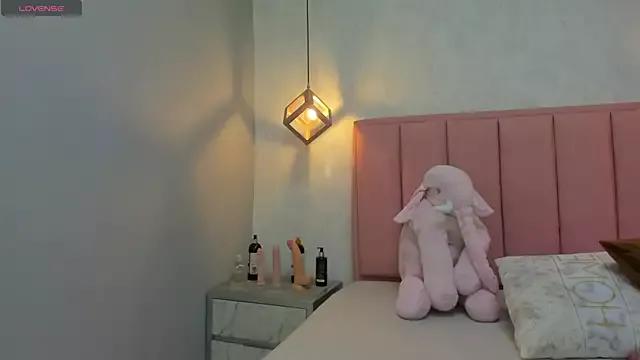 KELSSEYANDERS from StripChat is Freechat