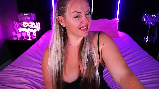 KiraCandyS from StripChat is Freechat