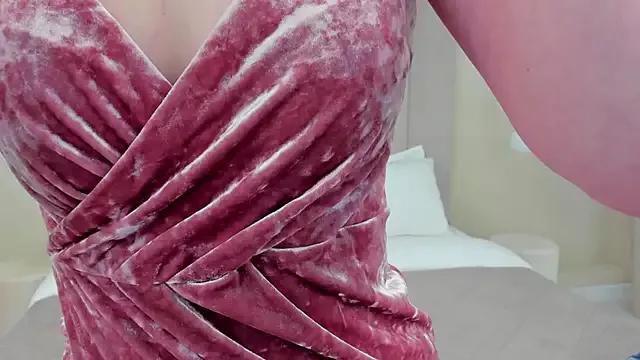 KiraHolli from StripChat is Freechat