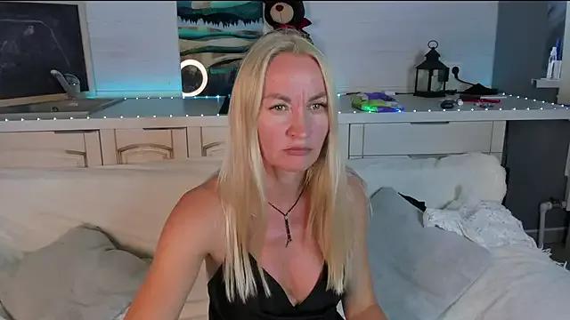 KiraSun from StripChat is Freechat