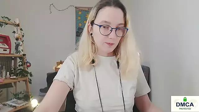 kiratarot from StripChat is Freechat