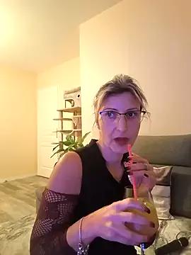 laura1076 from StripChat is Freechat