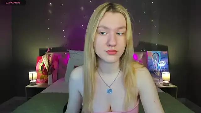 LinaRayy from StripChat is Freechat