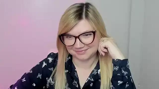 Lola_moree from StripChat is Freechat