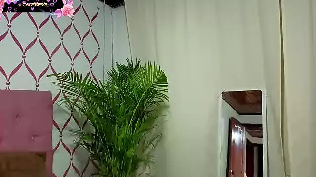 Lucy_evanns from StripChat is Freechat