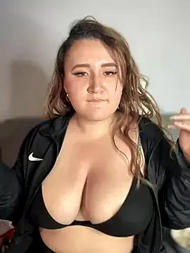 MaddyLuu_ from StripChat is Freechat